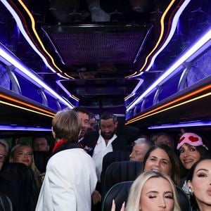 Exclusif - Nabilla et Thomas Vergara, Isabelle Morini-Bosc, Kelly Vedovelli, Cyril Hanouna, Raymond Aabou, Gilles Verdez, Polska, Bernar Montiel, Valérie Bénaïm, Guillaume Genton, Géraldine Maillet - Les chroniqueurs et les invités quittent la dernière émission "Touche pas à mon poste" (TPMP) en bus pour se rendre devant le siège du groupe M6 à Neuilly-sur-Seine le 27 février 2025. © Jack Tribeca/Bestimage