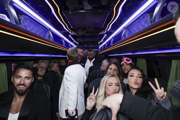 Exclusif - Nabilla et Thomas Vergara, Isabelle Morini-Bosc, Kelly Vedovelli, Cyril Hanouna, Raymond Aabou, Gilles Verdez, Polska, Bernar Montiel, Valérie Bénaïm, Guillaume Genton, Géraldine Maillet - Les chroniqueurs et les invités quittent la dernière émission "Touche pas à mon poste" (TPMP) en bus pour se rendre devant le siège du groupe M6 à Neuilly-sur-Seine le 27 février 2025. © Jack Tribeca/Bestimage