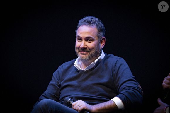 Selon "Le Parisien", le journaliste souffre d’une fracture à l’épaule gauche après un accident en vacances.

Bruce Toussaint participe à la Table Ronde "Ecrire à visage découvert" à l'amphi Opéra, lors de la 22ème édition du festival Quais du Polar, à Lyon, le 03/04/2026.

© Sandrine Thesillat/Psnewz/Bestimage