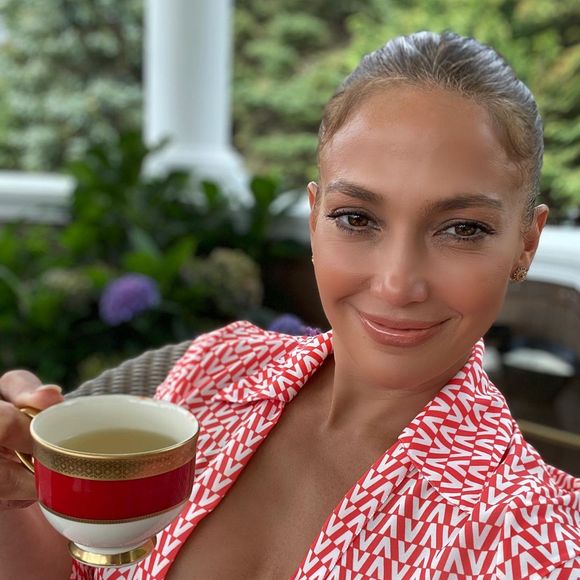 Jennifer Lopez se délecte d'un thé Instagram