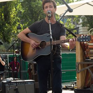 Renan Luce - Concert en hommage aux plus de 10 000 migrants morts en mer Méditerranée depuis 3 ans à Paris. Le 20 juin 2017. © Joséphine Royer / Bestimage