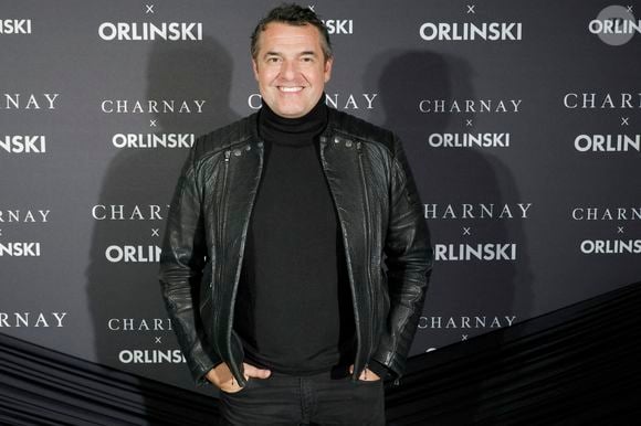 Totalement charmé par la côte d'Amour, l'humoriste envisage même d'y acquérir un jour son propre appartement.

Arnaud Ducret lors de la soirée Charnay x Orlinski à l'occasion du lancement de leur collection capsule exclusive à L'Atelier Vendôme à Paris le 13 novembre 2025.

© Christophe Aubert via Bestimage