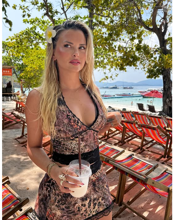 Il ne doit pas se moucher devant elle et avoir de la prestance ! 

Kelly Vedovelli en vacances à l'autre bout du monde.