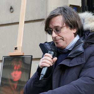 Thomas Dutronc - Dévoilement d'une plaque commémorative en hommage à Françoise Hardy (veille de ce qui aurait été le 82ème anniversaire) apposée sur la façade du 24 rue d'Aumale à Paris, France, le 16 janvier 2026, où la chanteuse a vécu son enfance et son adolescence jusqu’à ses premiers succès. En présence des élèves du département théâtre et jazz du Conservatoire municipal Nadia et Lili Boulanger. © Coadic Guirec/Bestimage
