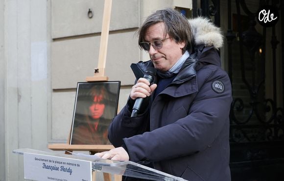 Thomas Dutronc - Dévoilement d'une plaque commémorative en hommage à Françoise Hardy (veille de ce qui aurait été le 82ème anniversaire) apposée sur la façade du 24 rue d'Aumale à Paris, France, le 16 janvier 2026, où la chanteuse a vécu son enfance et son adolescence jusqu’à ses premiers succès. En présence des élèves du département théâtre et jazz du Conservatoire municipal Nadia et Lili Boulanger. © Coadic Guirec/Bestimage