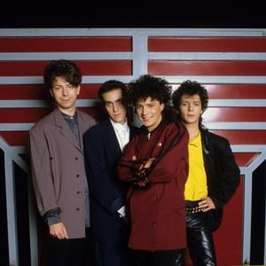 Elle a grandi sans son père mais a hérité de sa passion pour la musique.

Archives - En France, à Boulogne-Billancourt, rendez-vous avec le groupe INDOCHINE (Dominik NICOLAS, Dimitri BODIANSKI, Nicola SIRKIS et Stephane SIRKIS). Novembre 1986
© Michel Ristroph via Bestimage