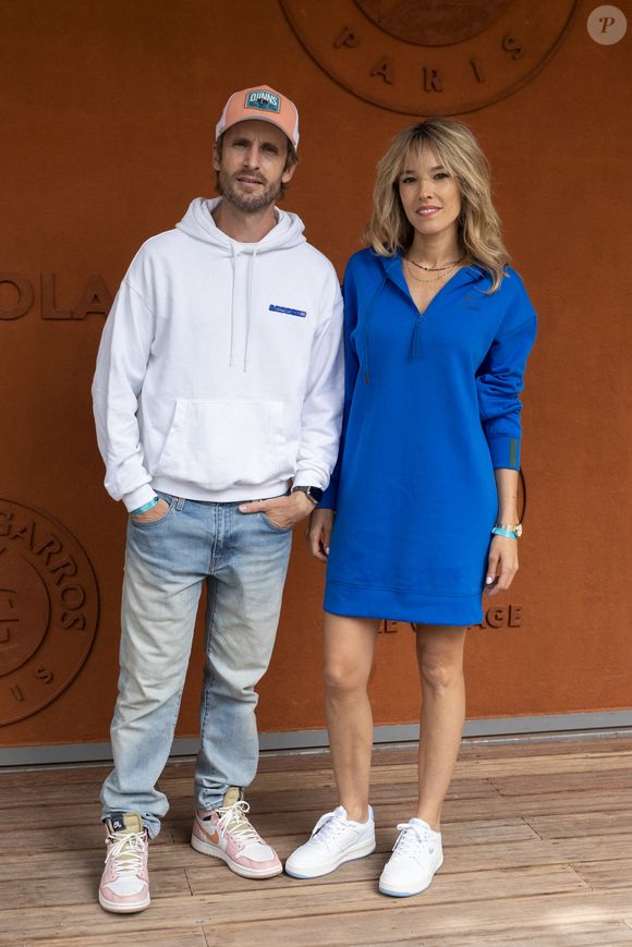 Dans la maison familiale, située dans un petit village de 1300 habitants en Picardie.

Philippe Lacheau et sa compagne Elodie Fontan au village lors des Internationaux de France de Tennis de Roland Garros 2025. Paris, le 27 mai 2025.
© Moreau / Jacovides / Bestimage