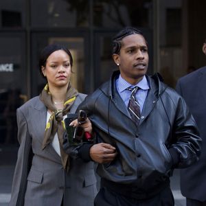 La chanteuse de 36 ans a tenu à être présente pour soutenir le père de ses fils RZA (2 ans), et Riot (1 an). 

Exclusif - Rihanna et A$AP Rocky sortent du tribunal de Los Angeles le 7 février 2025 @Backgrid USA / Bestimage