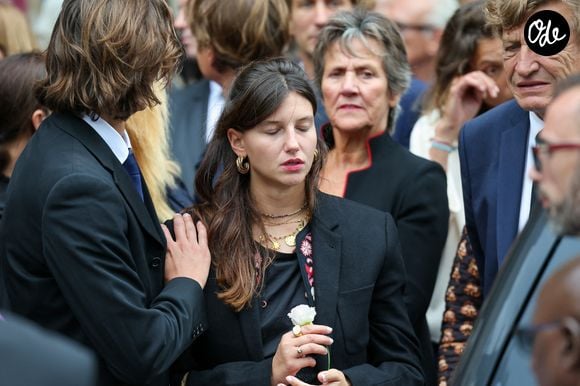 Roxane Altmayer, la fille de Nicolas Altmayer, la compagnon de la défunte - Sortie des obsèques de Mathilde Favier en l'église Saint-Sulpice à Paris le 31 aout 2026. © Dominique Jacovides-Cyril Moreau/Bestimage