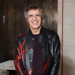 Julien Clerc lors de la nomination de Stéphane Bern comme Pape du Patrimoine lors de la Saint Clément au restaurant Alain Ducasse Baccarat, à Paris, France, le 20 novembre 2025. © Denis Guignebourg/Bestimage