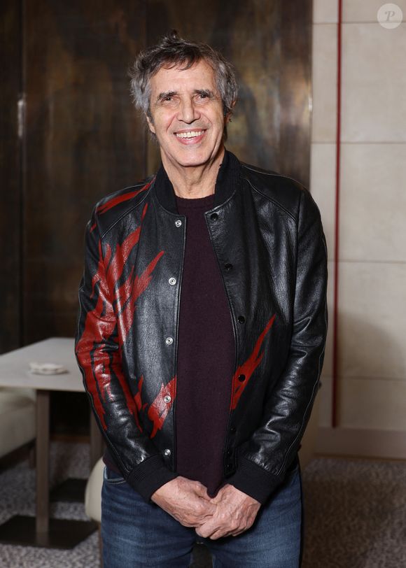 Julien Clerc lors de la nomination de Stéphane Bern comme Pape du Patrimoine lors de la Saint Clément au restaurant Alain Ducasse Baccarat, à Paris, France, le 20 novembre 2025. © Denis Guignebourg/Bestimage