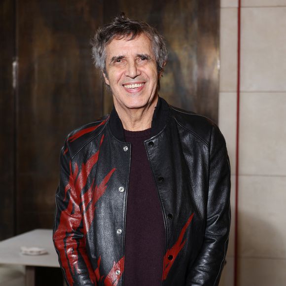 Julien Clerc lors de la nomination de Stéphane Bern comme Pape du Patrimoine lors de la Saint Clément au restaurant Alain Ducasse Baccarat, à Paris, France, le 20 novembre 2025. © Denis Guignebourg/Bestimage
