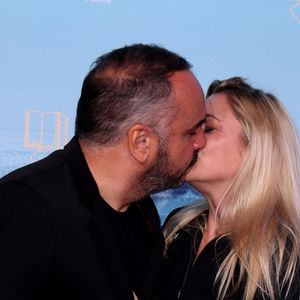 François-Xavier Demaison et sa femme Anaïs Tihay - Tapis rouge lors de la 7ème édition du festival Cinéroman à Nice le 1er Octobre 2025. © Bebert-Jacovides/Bestimage