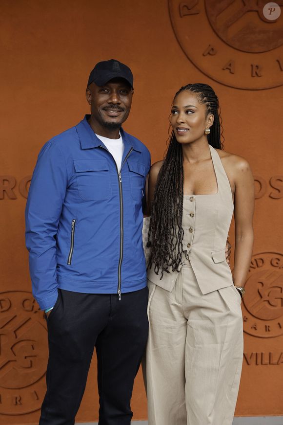 Dimanche 19 avril 2026, la jeune femme a publié une série de clichés de sa fête d’anniversaire. Sur le premier, nous pouvons la voir souriante dans les bras de son cher et tendre Harry Roselmack.

Harry Roselmack et sa nouvelle compagne Jennifer Galap lors des Internationaux de France de Tennis de Roland Garros 2025, à Paris, France, le 7 juin 2025.

© Cyril Moreau / Bestimage