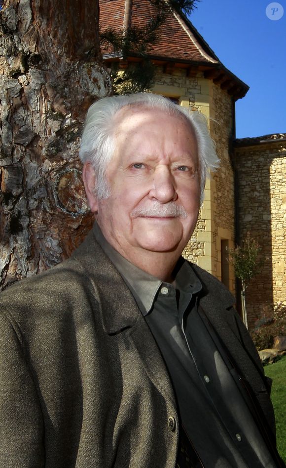 Père de de Françoise Louise, de Pierre Dhostel (fruits de son amour avec Micheline Grillon) et de Maria-Pia (née en 1970 de sa relation avec Roselyne Bracchi), il s'agirait de cette dernière qui aurait été victime de ce terrible accident selon nos confrères de Paris Match.

Archive - Décès de Pierre Bellemare à l'âge de 88 ans - Pierre Bellemare pose dans sa maison de campagne près de Bergerac, Dordogne, France, le 22 octobre 2011.  © Patrick Bernard/Bestimage