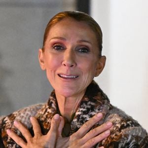 Céline Dion, de retour d'une séance intense de répétitions, prend le temps de saluer ses fans devant l'hôtel Royal Monceau à Paris le 9 septembre 2026 © Lionel Urman / Bestimage