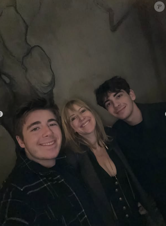 Alors que l'aîné brille dans le monde de la science, le benjamin suit les traces artistiques de ses parents.

Amanda Sthers avec ses fils Oscar et Léon Bruel sur Instagram
