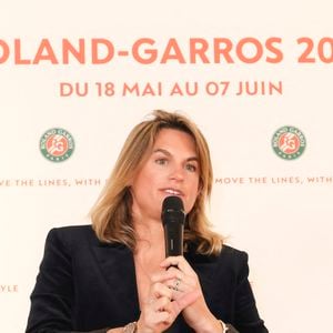 Amélie Mauresmo a aussi tenu à marquer le coup pour les épreuves de tennis-fauteuil et de quad. Avec une augmentation de 14,55 %, c'est la catégorie qui progresse le plus. 

Amélie Mauresmo lors de la conférence de presse du tournoi de tennis du Grand Chelem de Roland-Garros 2026, au stade Roland-Garros à Paris, France, le 16 avril 2026. 

©Jack Tribeca/Bestimage