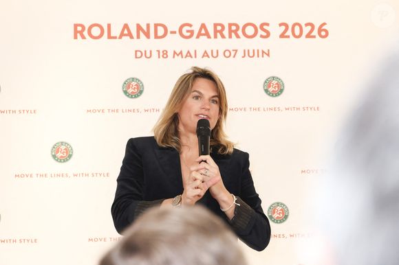Amélie Mauresmo a aussi tenu à marquer le coup pour les épreuves de tennis-fauteuil et de quad. Avec une augmentation de 14,55 %, c'est la catégorie qui progresse le plus. 

Amélie Mauresmo lors de la conférence de presse du tournoi de tennis du Grand Chelem de Roland-Garros 2026, au stade Roland-Garros à Paris, France, le 16 avril 2026. 

©Jack Tribeca/Bestimage