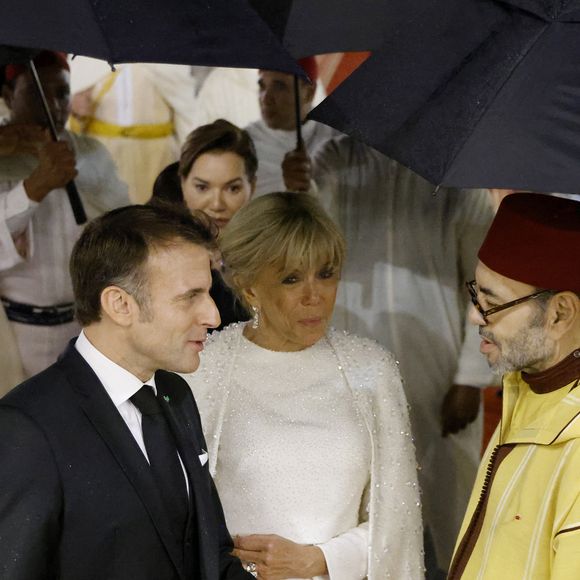 Le président français Emmanuel Macron (C-L), accompagné de Brigitte Macron (C), s'entretient avec le roi du Maroc Mohammed VI (C-R) après un dîner d'État au Palais royal de Rabat, le 29 octobre 2024, dans le cadre d'une visite d'État de trois jours du président français au Maroc. © Ludovic Marin/Pool/Bestimage