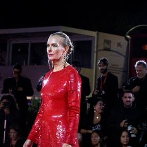 Une création flamboyante qui accrochait la lumière à chacun de ses mouvements.

Carole Bouquet assiste à la projection du film « Un Bon Avocat » dans le cadre du 83e Festival international du film de Venise, à la Sala Grande, le 11 septembre 2026 à Venise, en Italie.

Photo par DPA/ABACA
