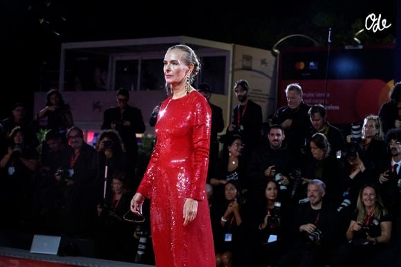Une création flamboyante qui accrochait la lumière à chacun de ses mouvements.

Carole Bouquet assiste à la projection du film « Un Bon Avocat » dans le cadre du 83e Festival international du film de Venise, à la Sala Grande, le 11 septembre 2026 à Venise, en Italie.

Photo par DPA/ABACA
