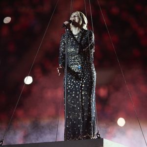 La chanteuse Louane (Louane Emera), représentante de la France au concours de l'Eurovision, interpréte pour la première fois son titre "maman", en hommage à sa mère décédée lorsqu'elle avait 17 ans, devant les 80 000 spectateurs, suspendue sur une plateforme, plusieurs mètres au-dessus de la pelouse et des musiciens, du Stade de France à la mi-temps du match du Tournoi des Six Nations opposant la France à l'Écosse, à Saint-Denis, Seine Saint-Denis, France, le 15 mars 2025. © Cyril Moreau/Bestimage