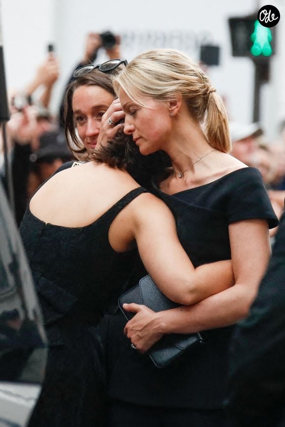 Manon Ardisson, Ninon Ardisson, Audrey Crespo-Mara - Sorties des obsèques de Thierry Ardisson en l’église Saint-Roch de Paris, France, le 17 juillet 2025. © Clovis-Jacovides/Bestimage