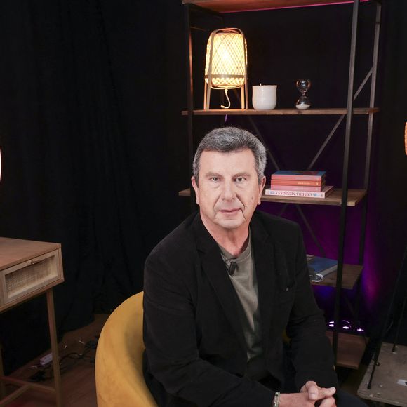 Pascal Bataille en interview pour "Purepeople", avec le format "En privé avec"