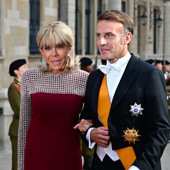 Le Président Emmanuel Macron et sa femme la Première Dame Brigitte Macron aux arrivées du dîner de gala des célébrations du changement de trône au Palais grand-ducal du Luxembourg, le 3 octobre 2025. © Christian Liewig/Bestimage
