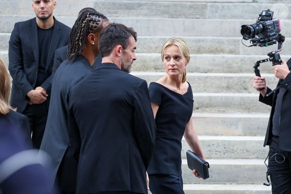 Audrey Crespo-Mara et son fils Sékou - Sorties des obsèques de Thierry Ardisson en l’église Saint-Roch de Paris, France, le 17 juillet 2025. © Clovis-Jacovides/Bestimage