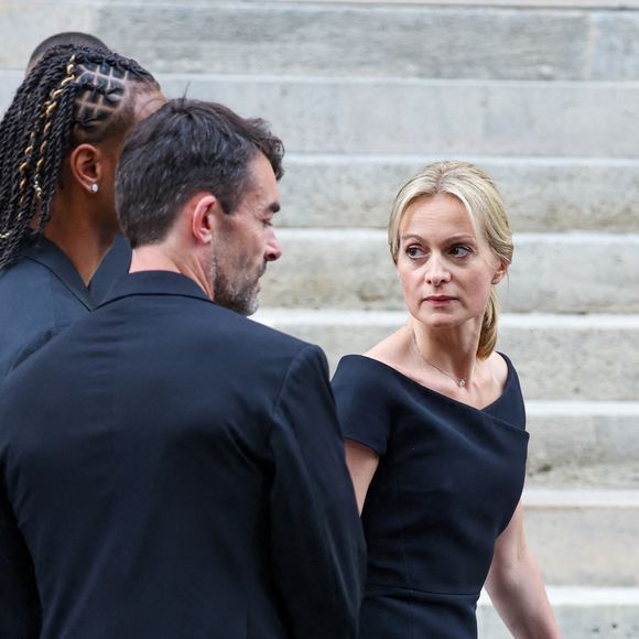Audrey Crespo-Mara et son fils Sékou - Sorties des obsèques de Thierry Ardisson en l’église Saint-Roch de Paris, France, le 17 juillet 2025. © Clovis-Jacovides/Bestimage