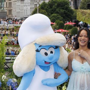 Enceinte de son troisième enfant, Rihanna a l'art et la manière de nous le rappeler.

La chanteuse Robyn Rihanna Fenty pose avec la Schtroumpfette lors de la première mondiale du nouveau film 'De Smurfen/ Les Schtroumpfs, le 28 juin 2025 à Bruxelles, Belgique. Photo by ABACAPRESS.COM