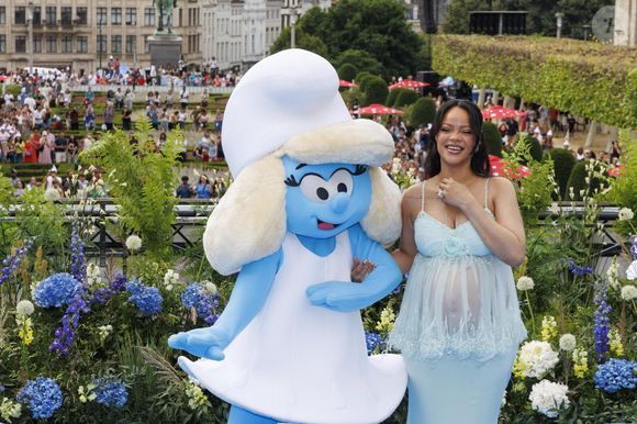 Enceinte de son troisième enfant, Rihanna a l'art et la manière de nous le rappeler.

La chanteuse Robyn Rihanna Fenty pose avec la Schtroumpfette lors de la première mondiale du nouveau film 'De Smurfen/ Les Schtroumpfs, le 28 juin 2025 à Bruxelles, Belgique. Photo by ABACAPRESS.COM