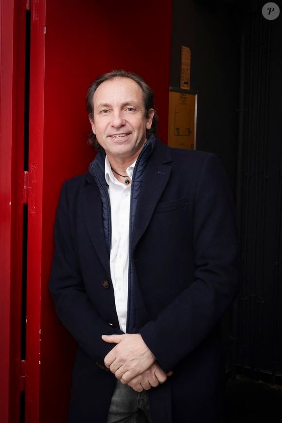 Exclusif - Philippe Candeloro pose en backstage avant la représentation de la pièce " Ça patine à Tokyo " avec N.Montfort au théatre de Longjumeau, France, le 31 janvier 2025. © Jack Tribeca/Bestimage