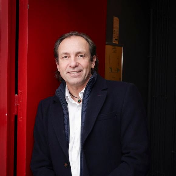 Exclusif - Philippe Candeloro pose en backstage avant la représentation de la pièce " Ça patine à Tokyo " avec N.Montfort au théatre de Longjumeau, France, le 31 janvier 2025. © Jack Tribeca/Bestimage