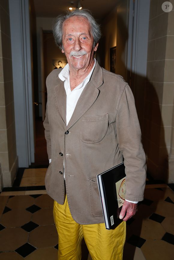 Jean Rochefort - Signature du livre de Marisa Berenson : "Elsa Shiaparelli's Private Album" chez Christie's à Paris le 29 juin 2015.
OLIVIER BORDE / BESTIMAGE