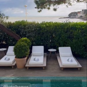 Puis c'est dans un magnifique hôtel à la vue sur l'océan, que la maman de Jade et Joy passe du bon temps.