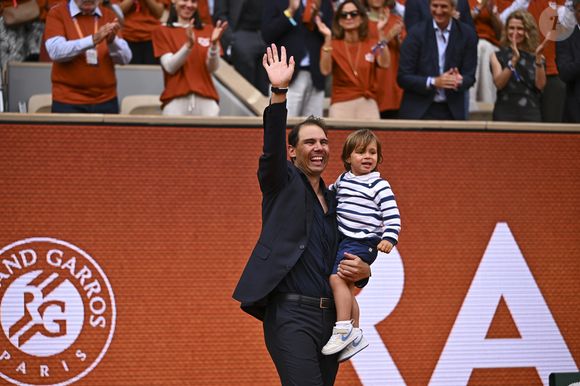 Rafael Nadal et son fils Rafael Junior - Hommage à Rafael Nadal lors des Internationaux de France de Tennis de Roland Garros 2025, sur le court Philippe-Chatrier au Complexe Roland-Garros à Paris, France, le 25 mai 2025. © Corinne Dubreuil/Pool FFT/Bestimage