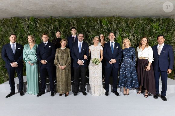 La marié portait également un long voile en tulle de soie et le diadème corsage antique prêté par la reine Anne-Marie.

Photo de famille (de gauche à droite au premier tour) Matthew Kumar, la princesse Theodora de Grèce, le prince Constantin Alexios de Grèce, la princesse Anne Marie du Danemark, le prince Nikolaos de Grèce et Chrysi Vardinogiannis, le prince héritier Pavlos de Grèce, la princesse Marie-Chantal de Grèce, La princesse Alexia de Grèce et Carlos Morales (de gauche à droite, 2e tour) Amelia Morales, le prince Aristides-Stavros de Grèce et Ana Maria Morales lors du mariage du prince Nikolaos de Grèce et de Chrysi Vardinogiannis à l'église Saint-Nicolas Ragavas à Athènes le 7 février 2025. Photo by Nicky Economou/Pool/Eurokinissi/ABACAPRESS.COM