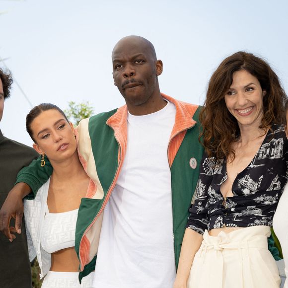 Jean-Pascal Zadi, Adèle Exarchopoulos, Doria Tillier assistent au photocall de "Fumer Fait Tousser" lors de la 75ème édition du festival de Cannes au Palais des Festivals le 21 mai 2022 à Cannes, France. Photo Shootpix/ABACAPRESS.COM