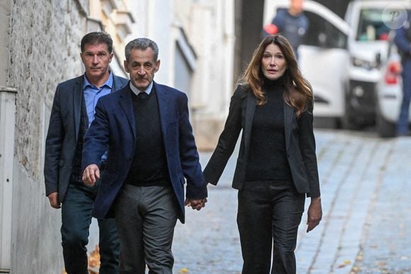 Nicolas Sarkozy, accompagné de sa femme Carla Bruni, sort de son domicile pour être incarcéré à la prison de La Santé à Paris, France où il purgera une peine de cinq ans de prison. © Bestimage