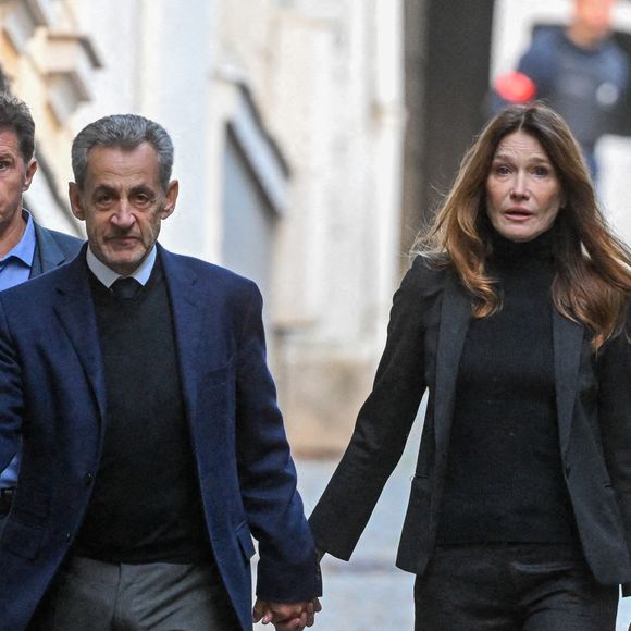 Nicolas Sarkozy, accompagné de sa femme Carla Bruni, sort de son domicile pour être incarcéré à la prison de La Santé à Paris, France où il purgera une peine de cinq ans de prison. © Bestimage