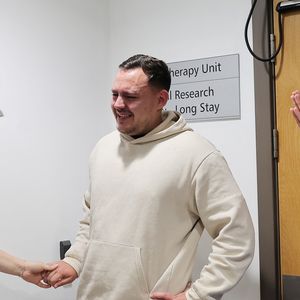 La princesse de Galles (Catherine Kate Middleton, princesse de Galles) visite le Christie NHS Foundation Trust, pour mettre en évidence le pouvoir de guérison des soins holistiques, parallèlement aux soins cliniques, pour les personnes vivant avec et au-delà du cancer, à Manchester, au Royaume-Uni, le 4 juin 2026.

© Andy Stenning/WPA-Pool/ Julien Burton / Bestimage
