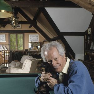 Archives - En France, à L'Etang-La-Ville, Pierre Bellemare chez lui le 8 avril 1991. Michel Ristroph via Bestimage