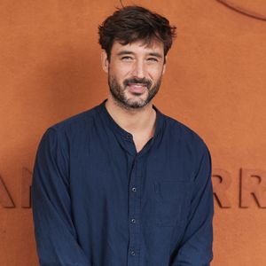 Même s'il les considère comme des "potes", il assure savoir faire preuve d'autorité lorsque c'est nécessaire.
Jérémy Frérot au village lors des Internationaux de France de tennis de Roland Garros 2024 à Paris, le 5 juin 2024.
© Jacovides-Moreau/Bestimage