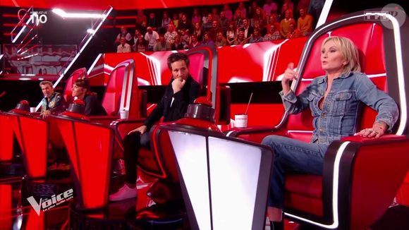 Elle porte une tenue moulante et des talons (carrés)
Patricia Kaas dans "The Voice 2025", prime du 22 mars, sur TF1