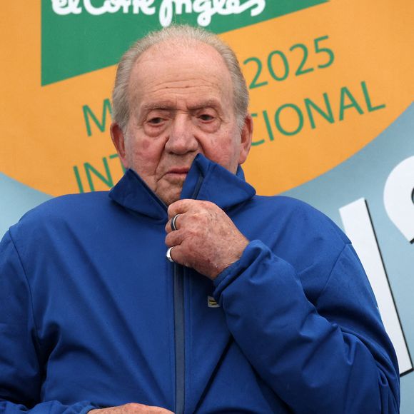 Pour rappel, Juan Carlos Ier est exilé à Abu Dhabi aux Emirats arabes unis depuis 2020 en raison d’enquêtes judiciaires et d’autres scandales en tout genre.

Le roi Juan Carlos de Bourbon, lors de la cérémonie de remise des prix de la 10ème édition de la régate Master King Juan Carlos-El Corte Inglés à Sanxenxo. 

Photo : Europa Press / Bestimage