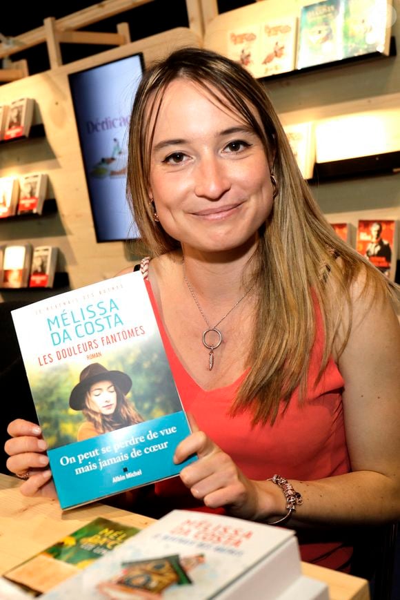 Mélissa Da Costa lors du festival du livre Paris 2022 au Grand Palais Ephémère le 23 avril 2022. © Cédric Perrin / Bestimage