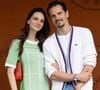 Le chef Juan Arbelaez était présent avec sa compagne Cassandre Verdier, tous deux jeunes parents depuis février dernier.

Juan Arbelaez et Cassandre Verdier au village lors des Internationaux de France de Tennis de Roland Garros 2026. Paris, le 2 juin 2026.
© Jacovides-Moreau / Bestimage